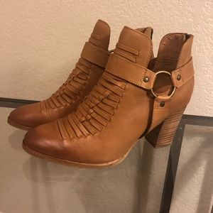 Seychelles woven camel colored booties